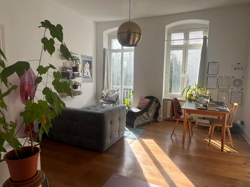 Stilvoll möbliertes 2-Zimmer-Apartment mit Nord-Balkon & Smart Access in begehrter Lage in Mitte — photo 1